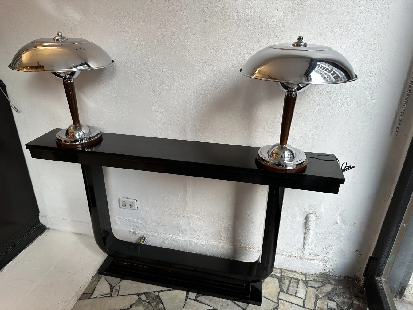 2 consolas antiguas con lámparas brillantes