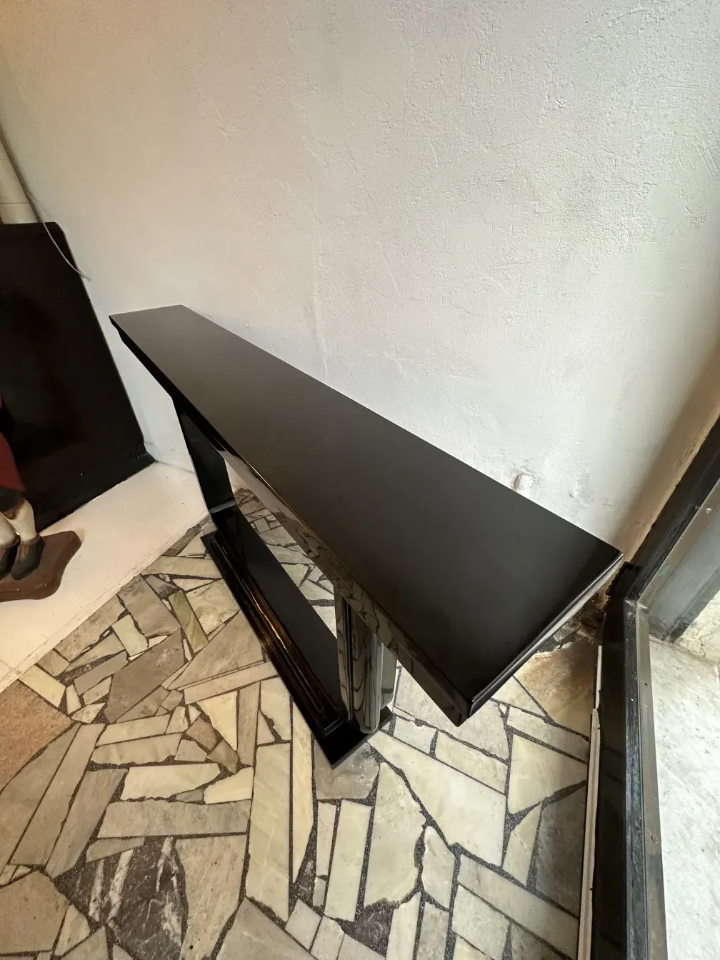 Deux consoles anciennes dans un décor élégant.