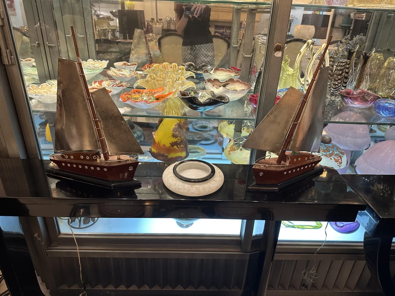 duas consoles antigas com design decorativo