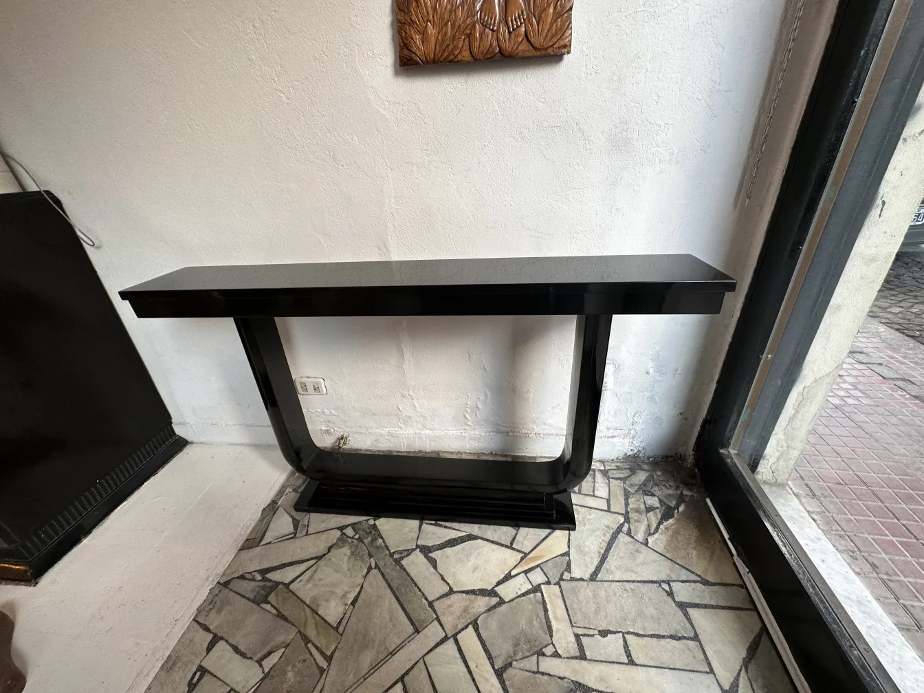 Zwei elegante antike Konsolen in modernem Umfeld