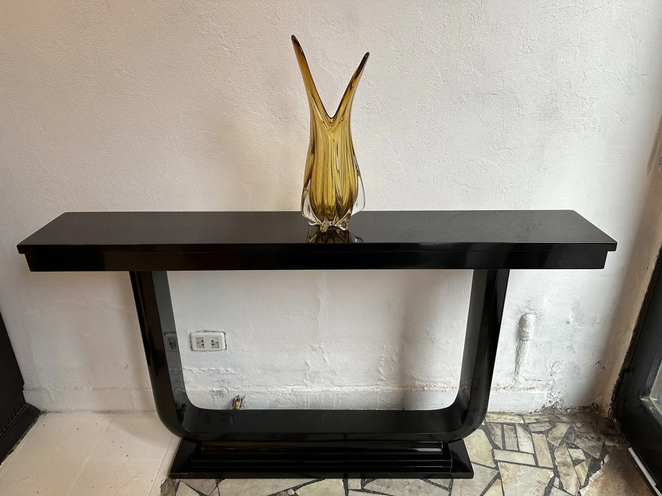 deux consoles anciennes élégantes avec un vase décoratif