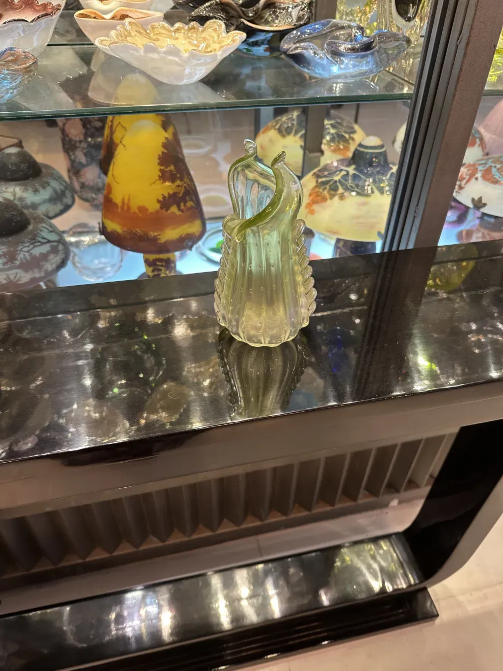 전시된 두 개의 고전적인 장식 콘솔 테이블