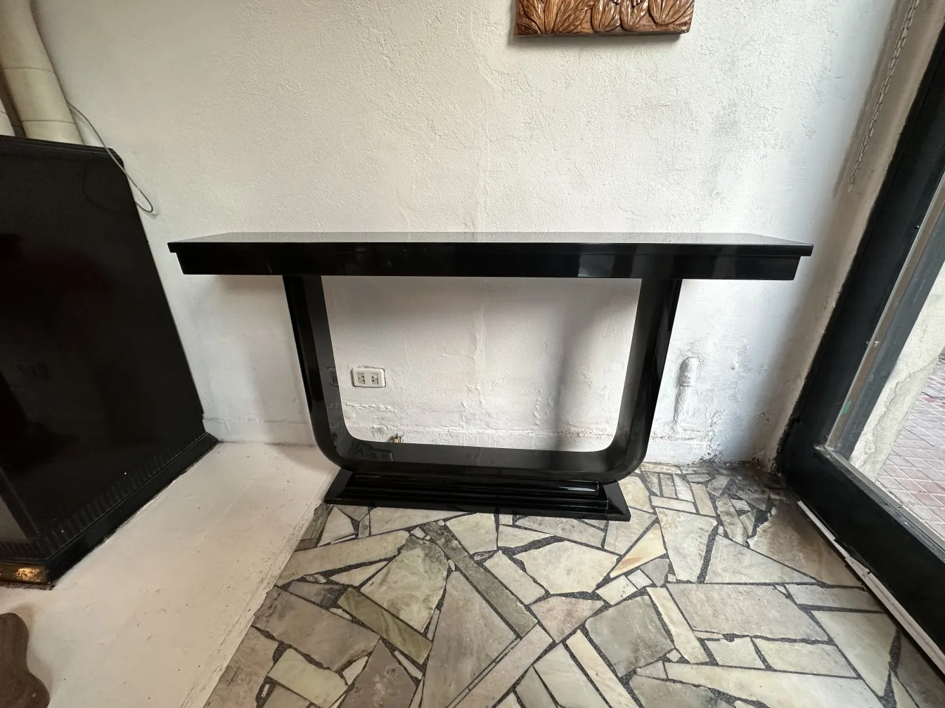 dos consolas antiguas de forma elegante y moderna en un ambiente acogedor