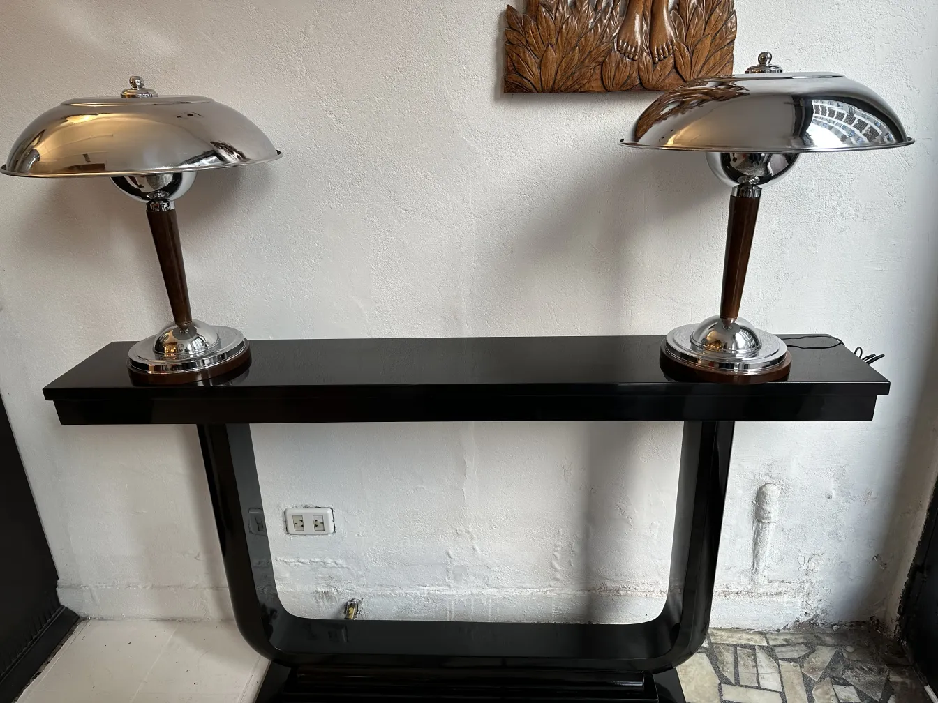deux consoles antiques avec des lampes brillantes