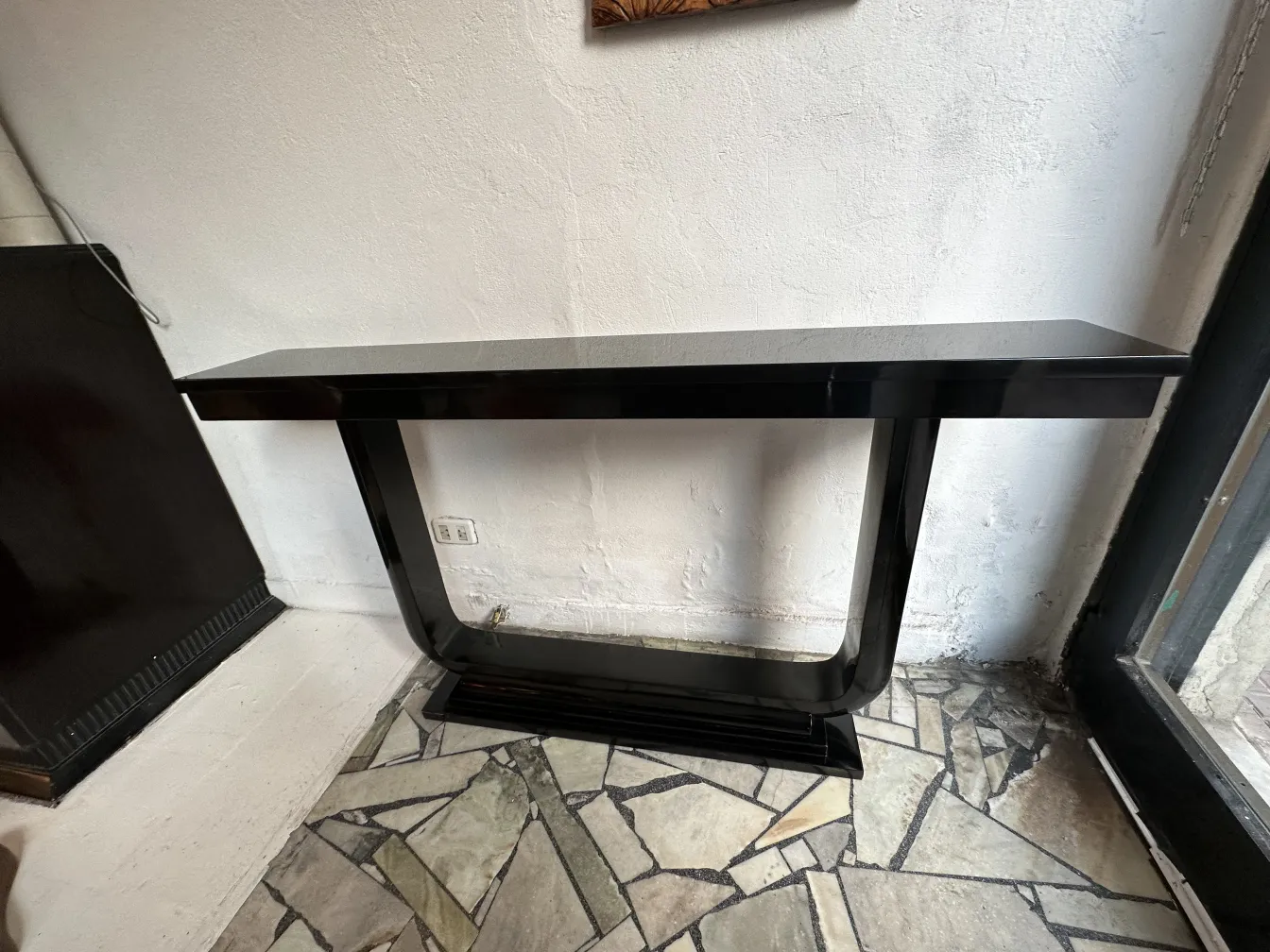 duas consoles antigas em um ambiente elegante com decoração