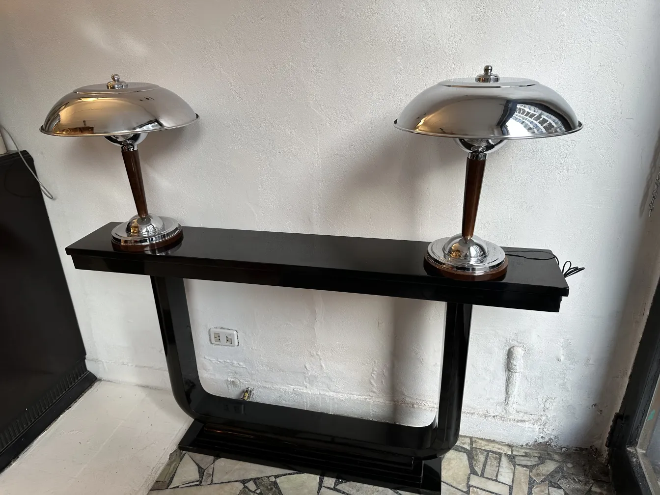 dos consolas antiguas con iluminación y detalles decorativos