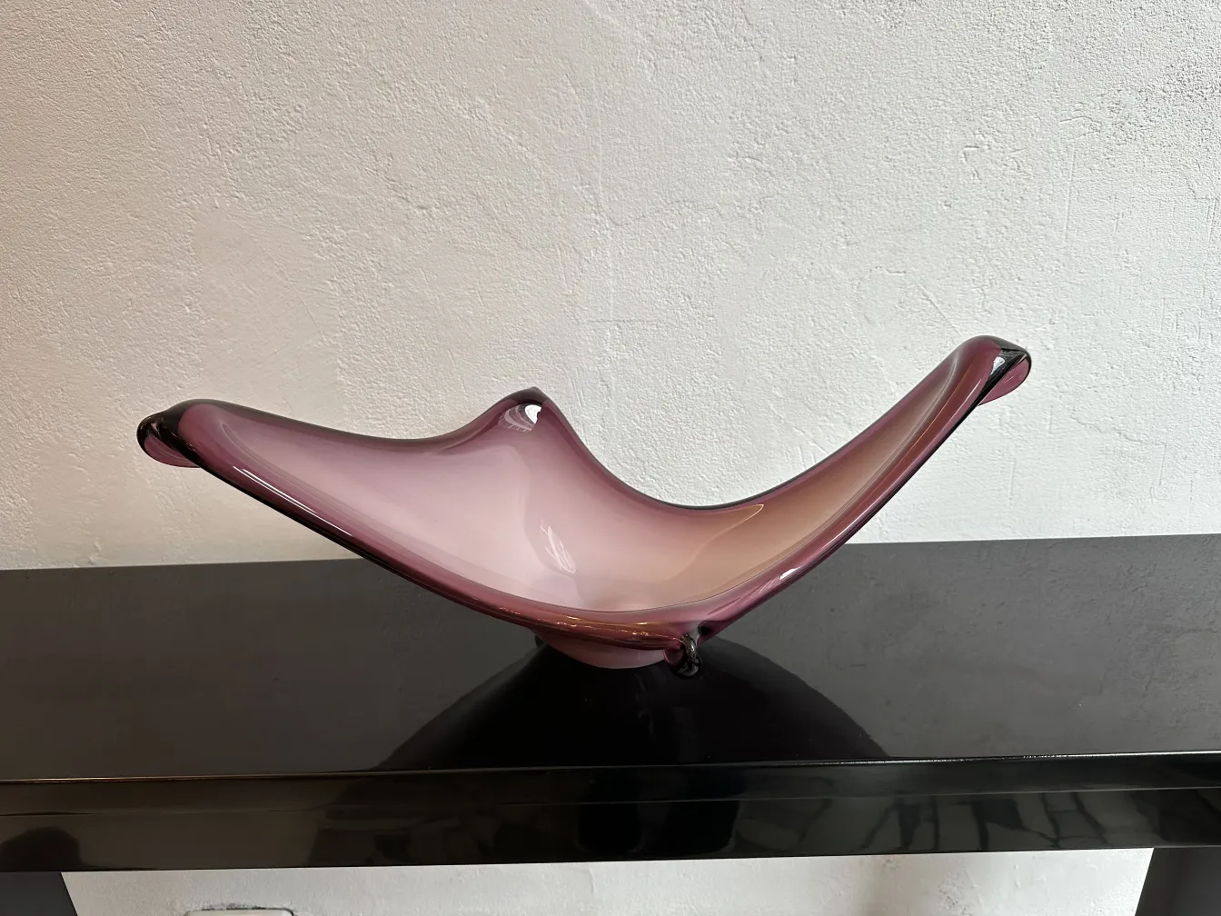 Vista de 2 consolas antiguas elegantes en color claro