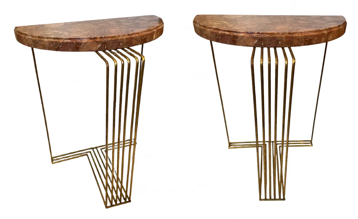 vue de deux consoles antiques avec des pieds fins et élégants