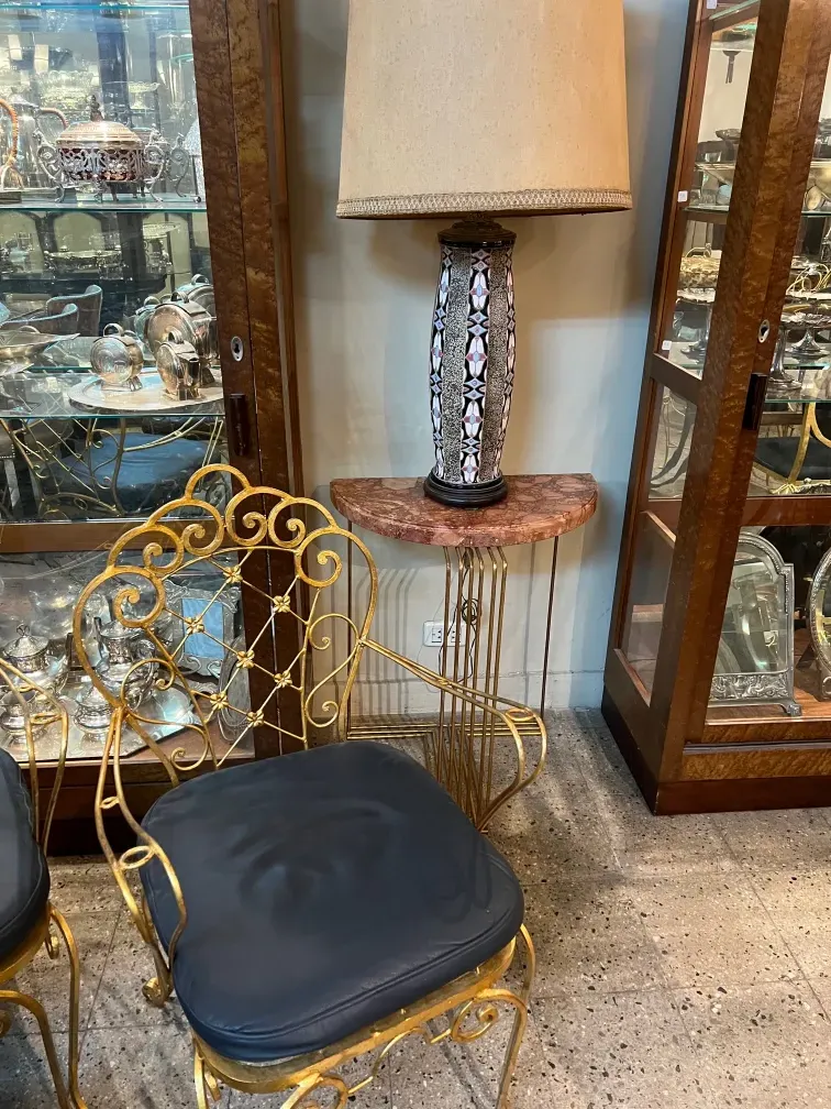 दो प्रचीन कंसोल सजाए गए एक कमरे में