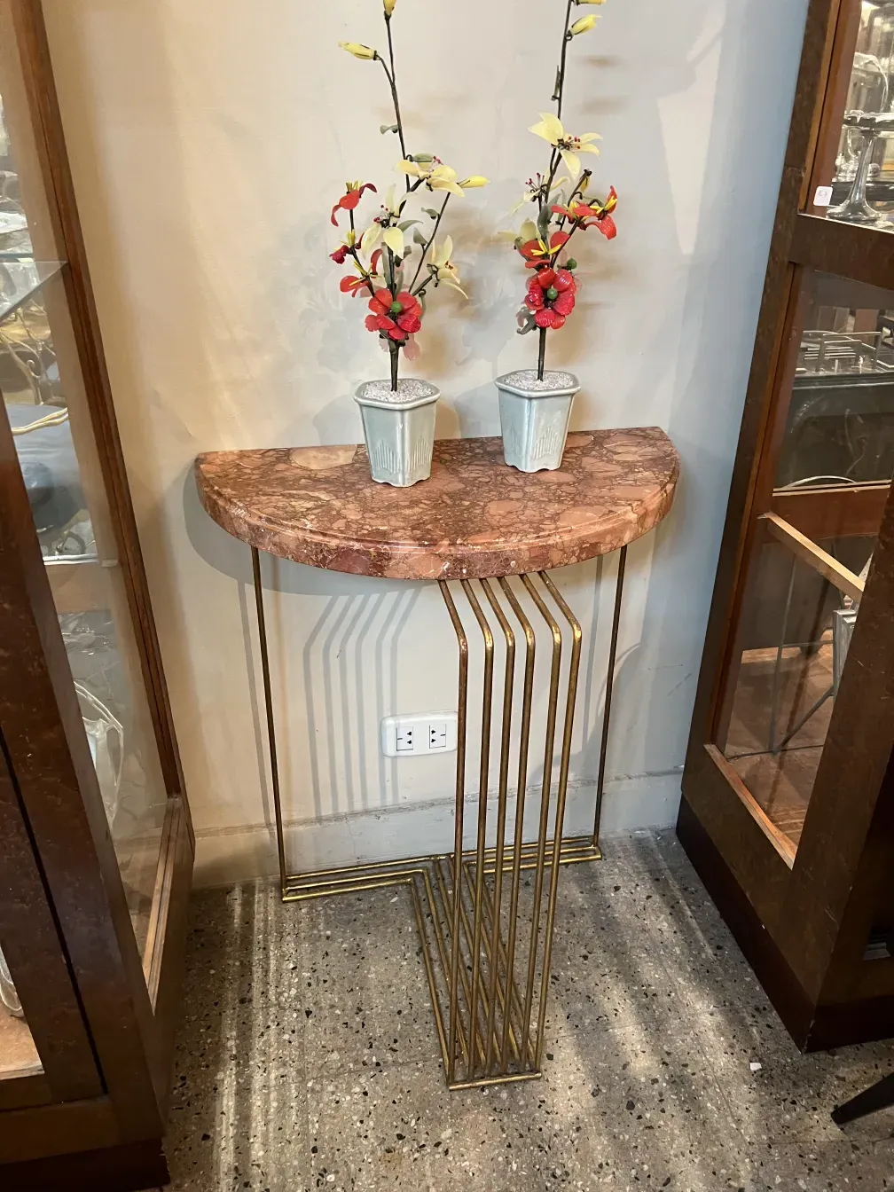 duas consoles antigas com flores decorativas