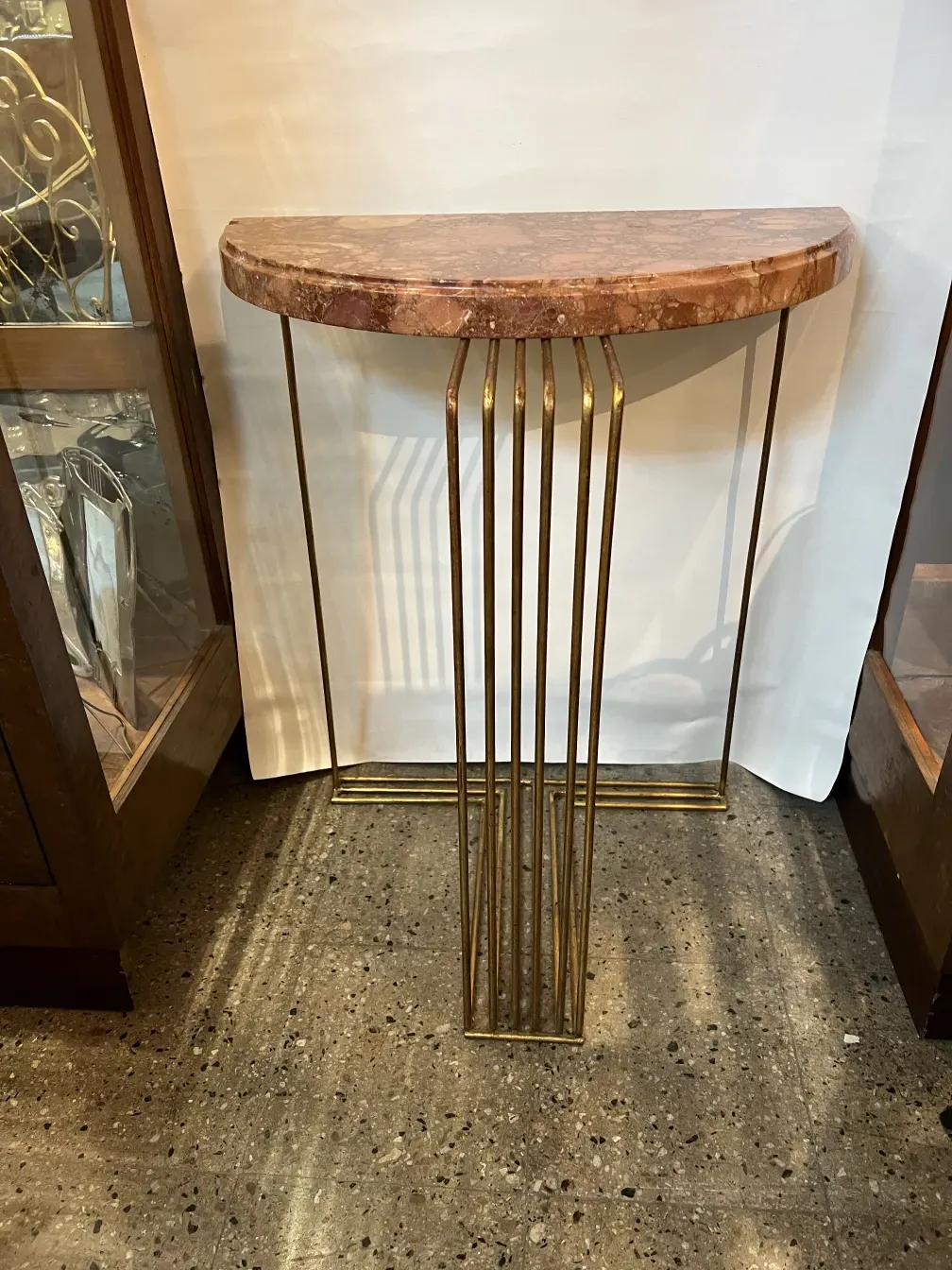 duas consoles antigas com design decorativo no ambiente