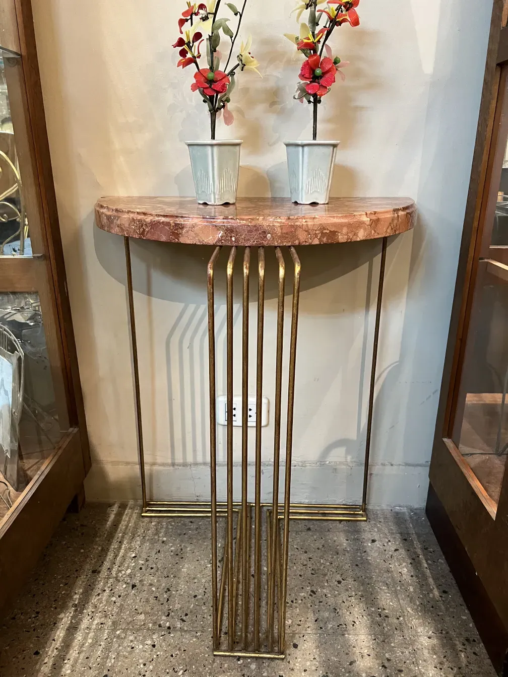 deux dresuars anciens avec des fleurs decoratives