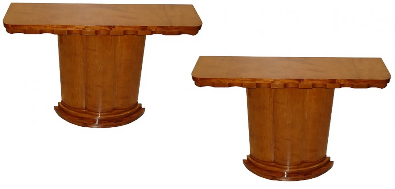 dos consolas antiguas con diseño elegante y curvado