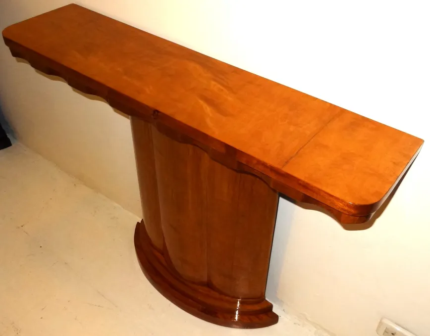 duas consolas antigas com design elegante na parede