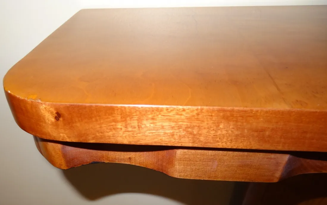 due eleganti mobili dresuars antichi con design liscio