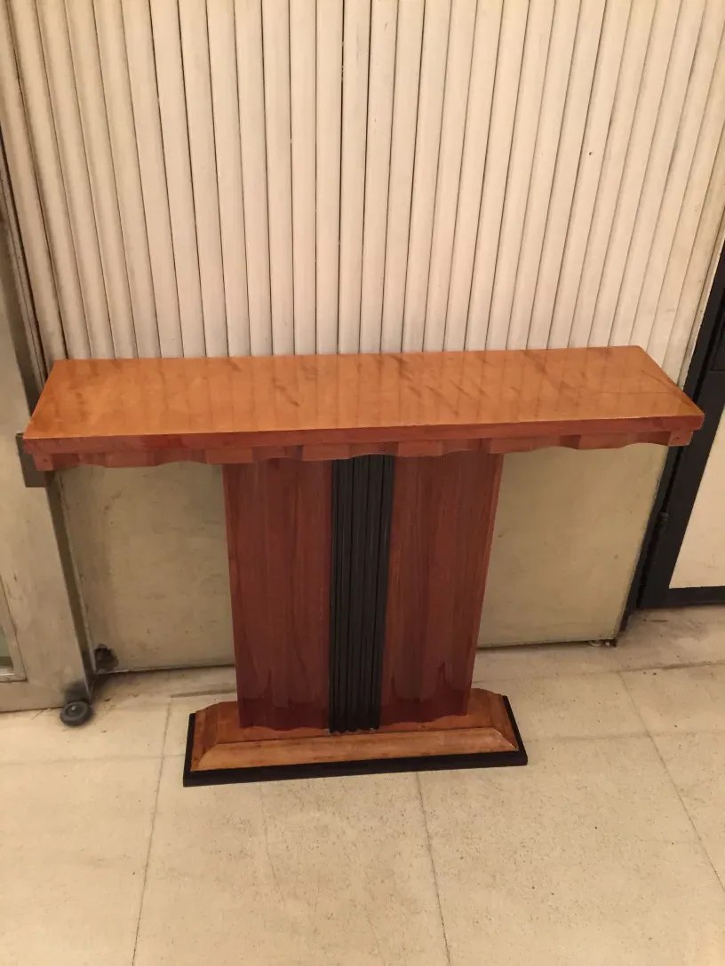 deux dresuars anciens avec un design élégant dans un cadre stylé