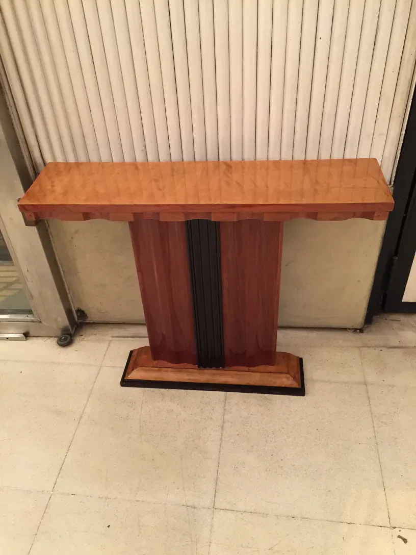 dresuars antiques de deux unités dans un environnement classique