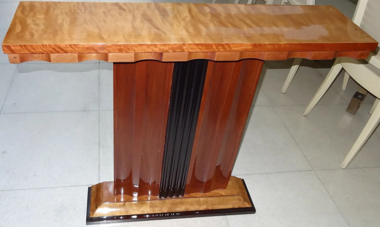 Vista frontal de dos consolas antiguas con un diseño decorativo y elegante, en un ambiente clásico