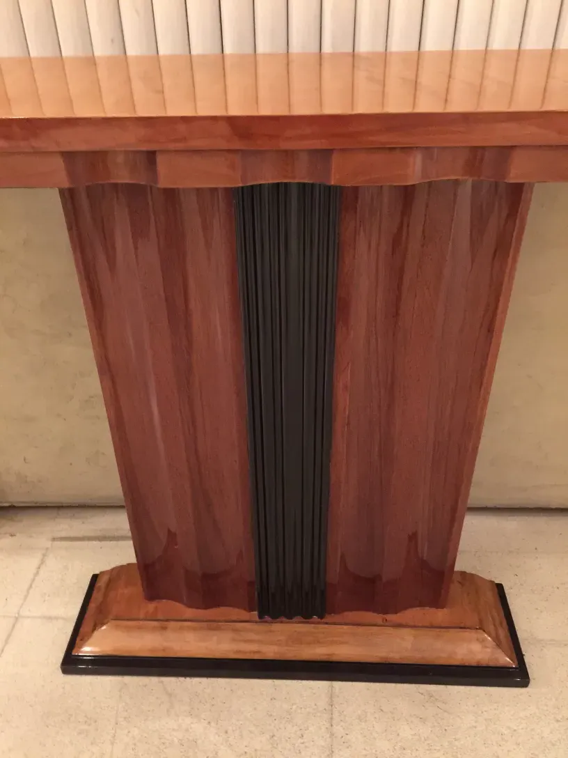 duas consoles antigas com detalhes elegantes em um ambiente neutro