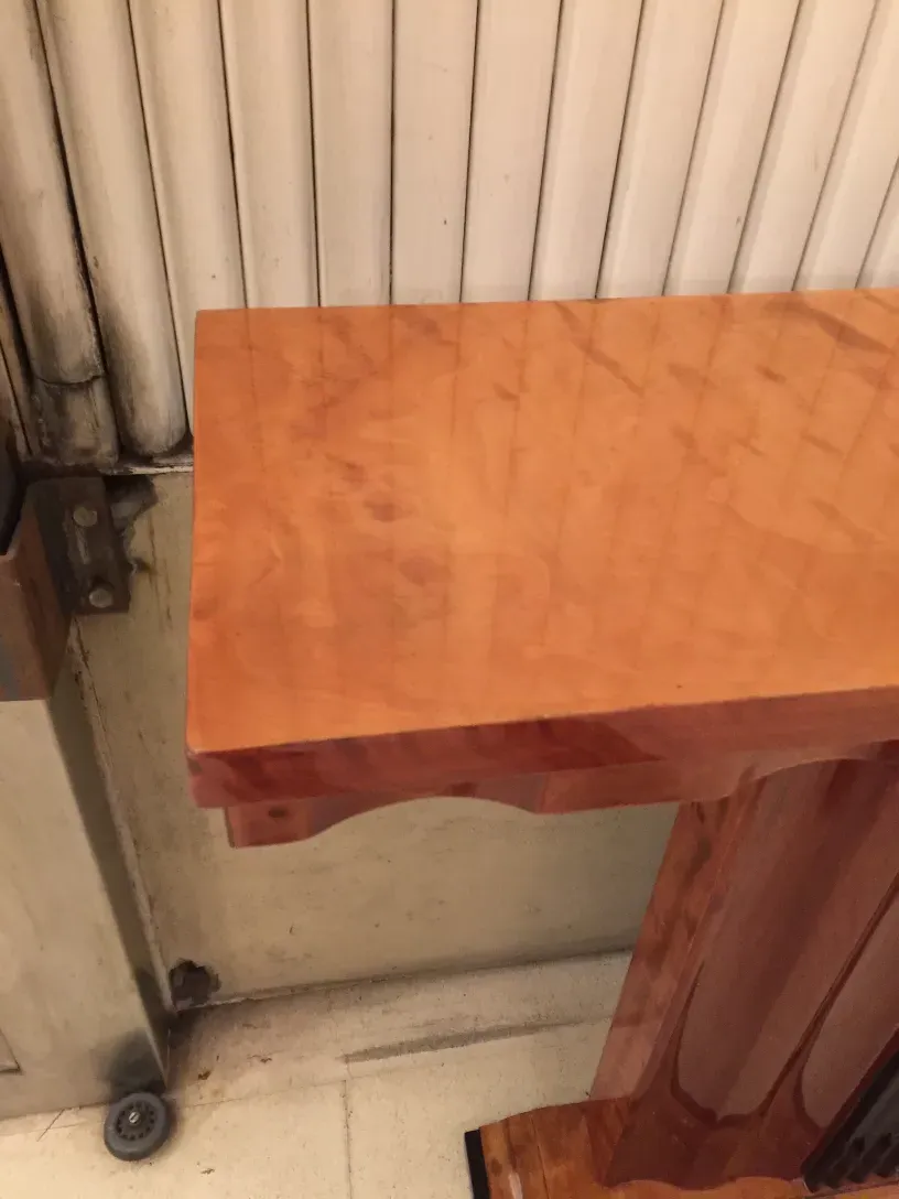 장식용 오래된 콘솔 2개, 중립적인 배경에서.