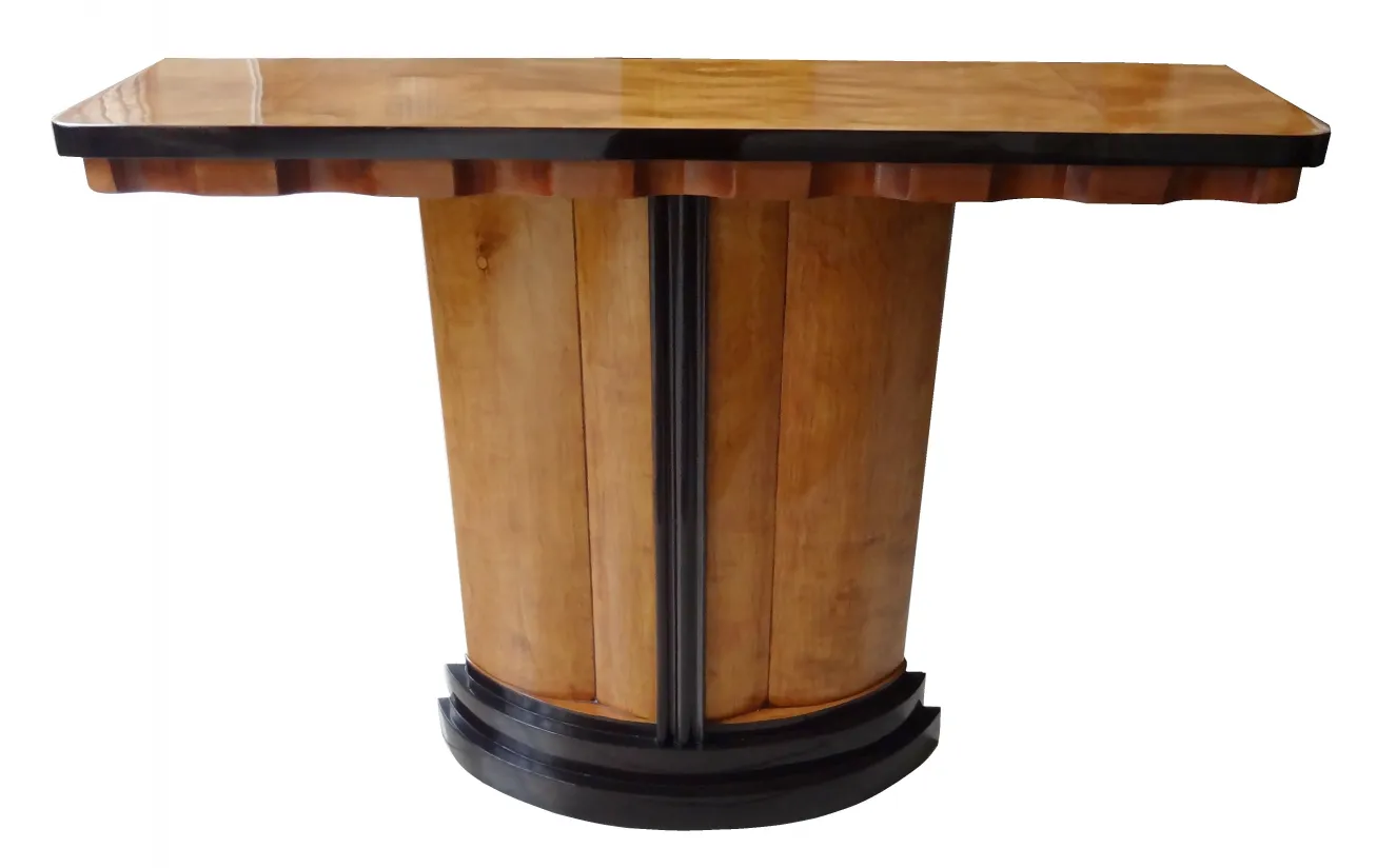 deux anciennes dresuars avec un design élégant