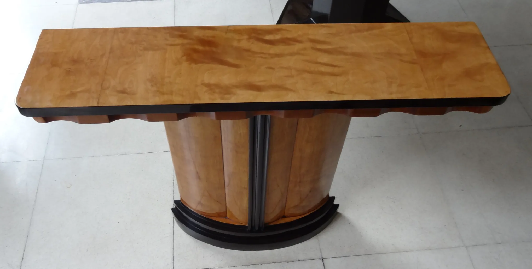 dos antiguas consolas con un diseño elegante