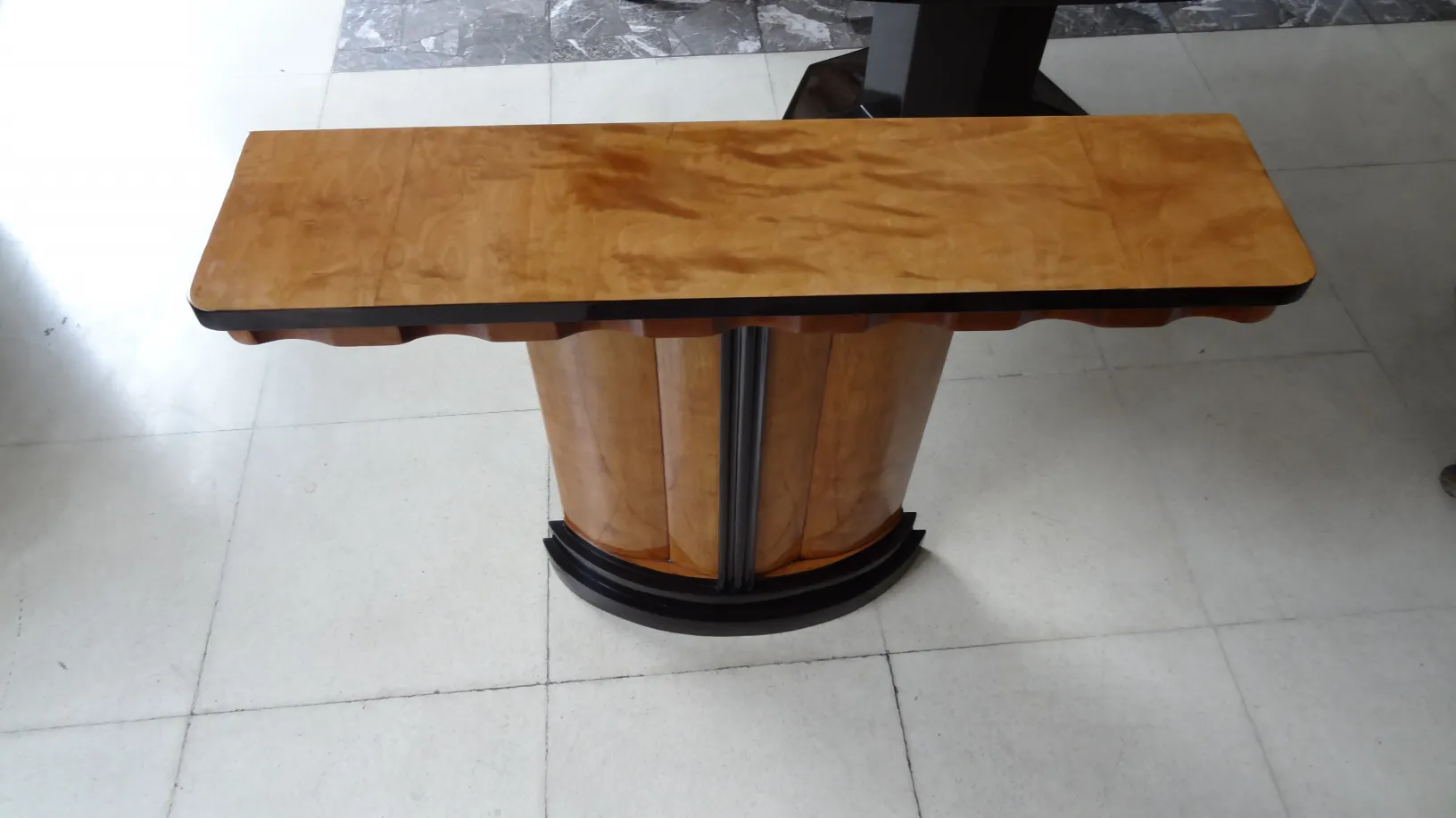 due mobili dresuars antichi in un ambiente elegante.