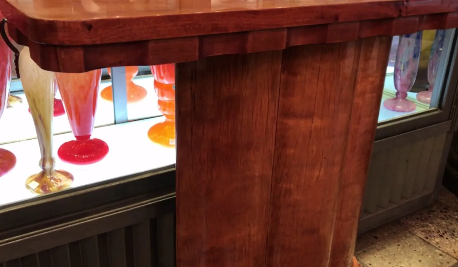 Consolas antigas com detalhes decorativos em um ambiente acolhedor