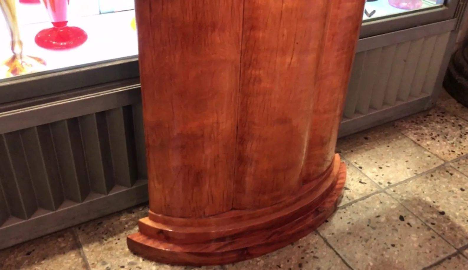 Vue latérale de 2 dresseurs antiques élégants avec un fond coloré.