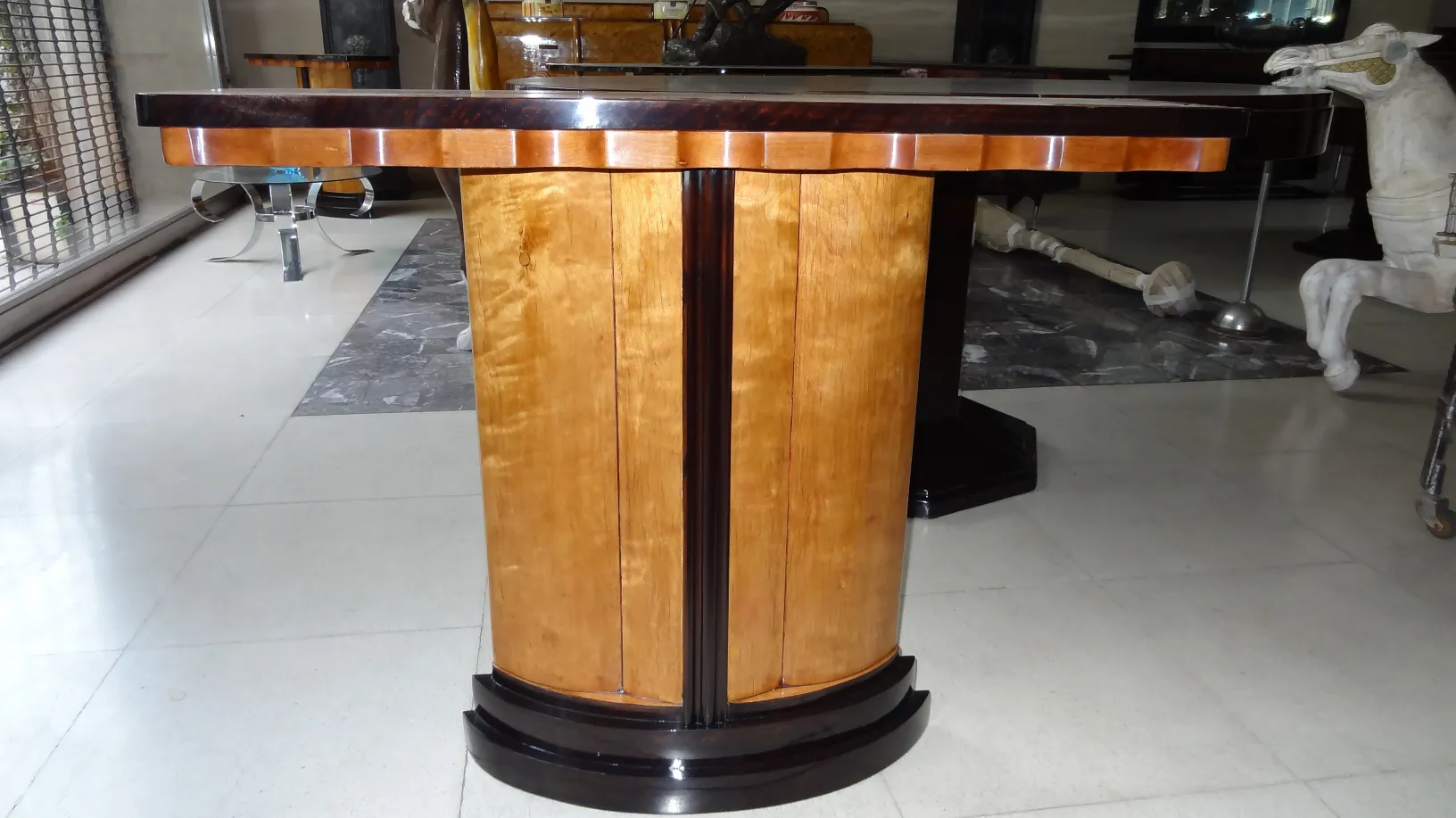 Dos consolas antiguas con detalles decorativos, un ambiente elegante.