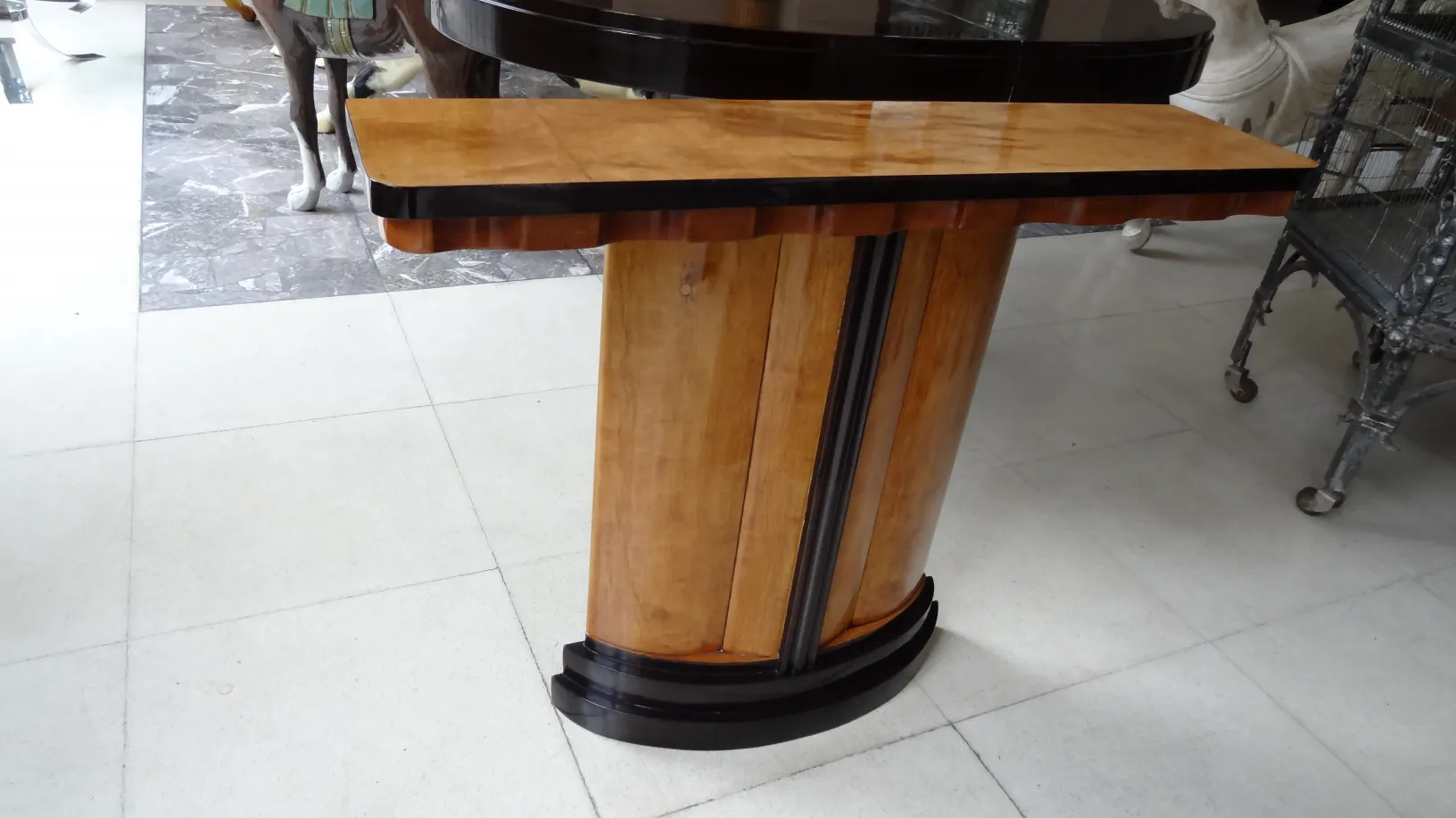 duas consolas antigas com design elegante e atraente