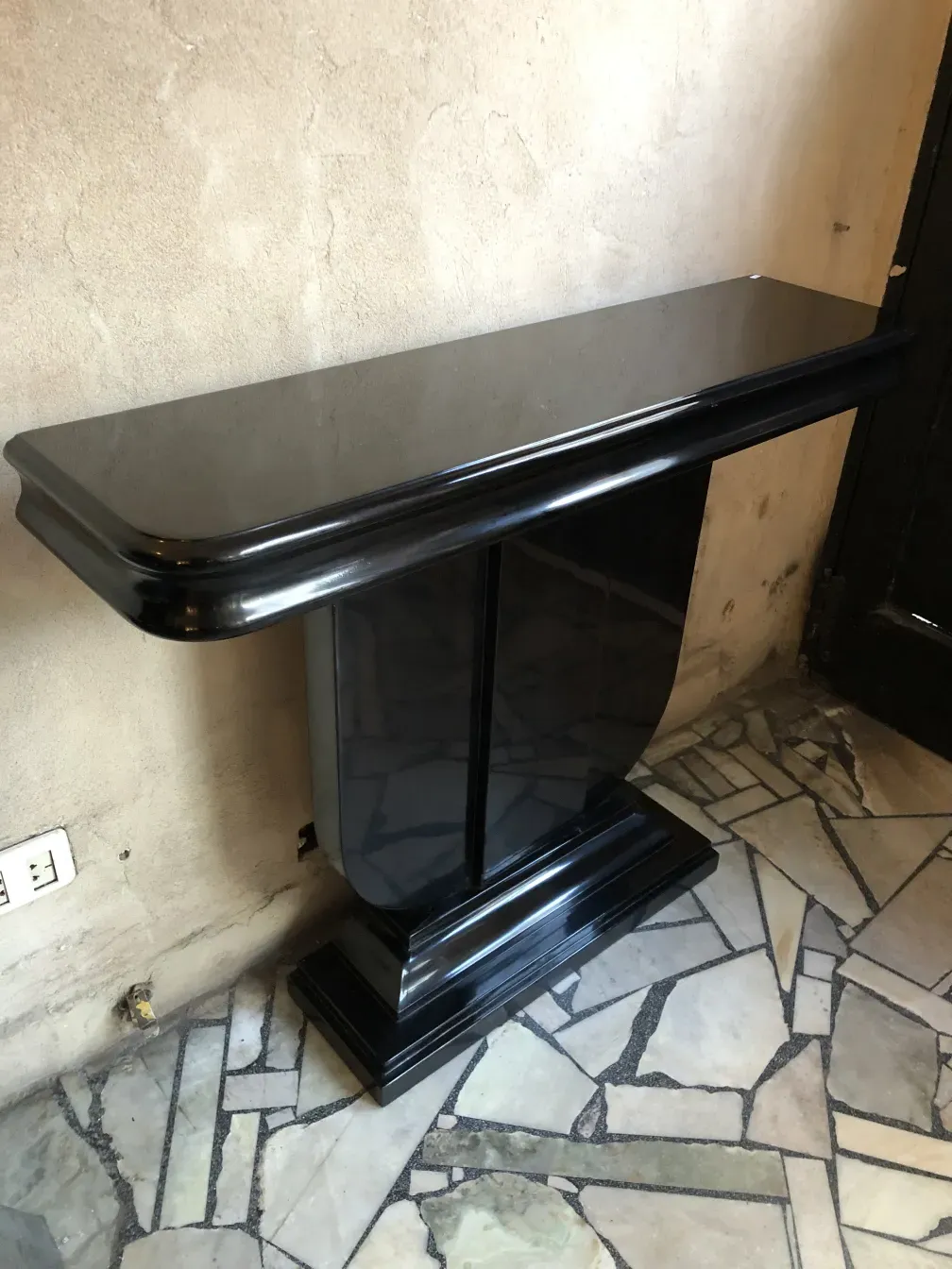 ancienne console au design élégant et finition brillante