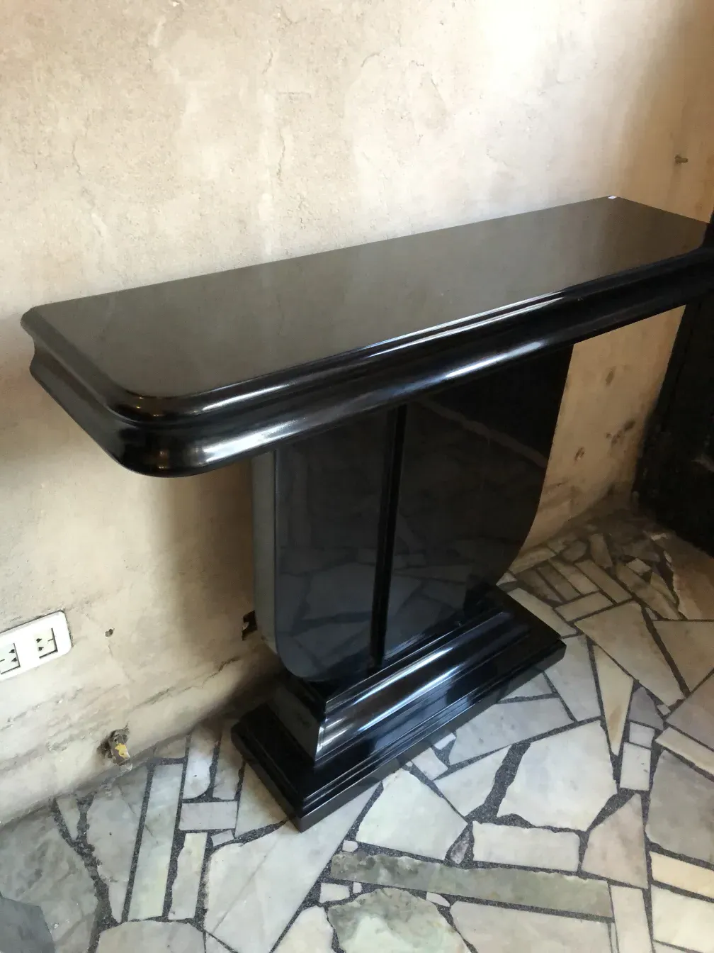 due antiche console in un contesto decorativo