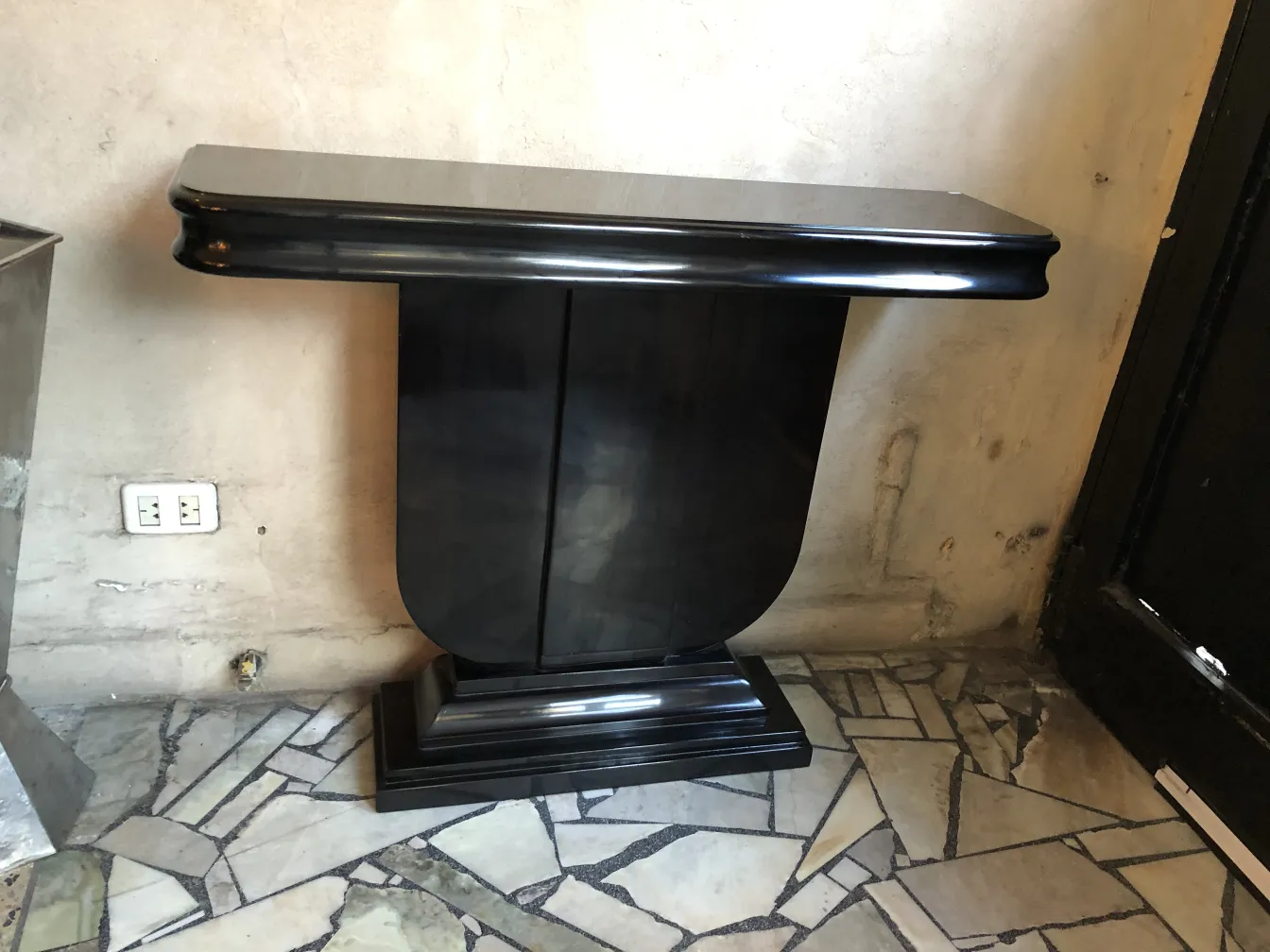 Due mobili dresuars antichi con design elegante in un ambiente accogliente.