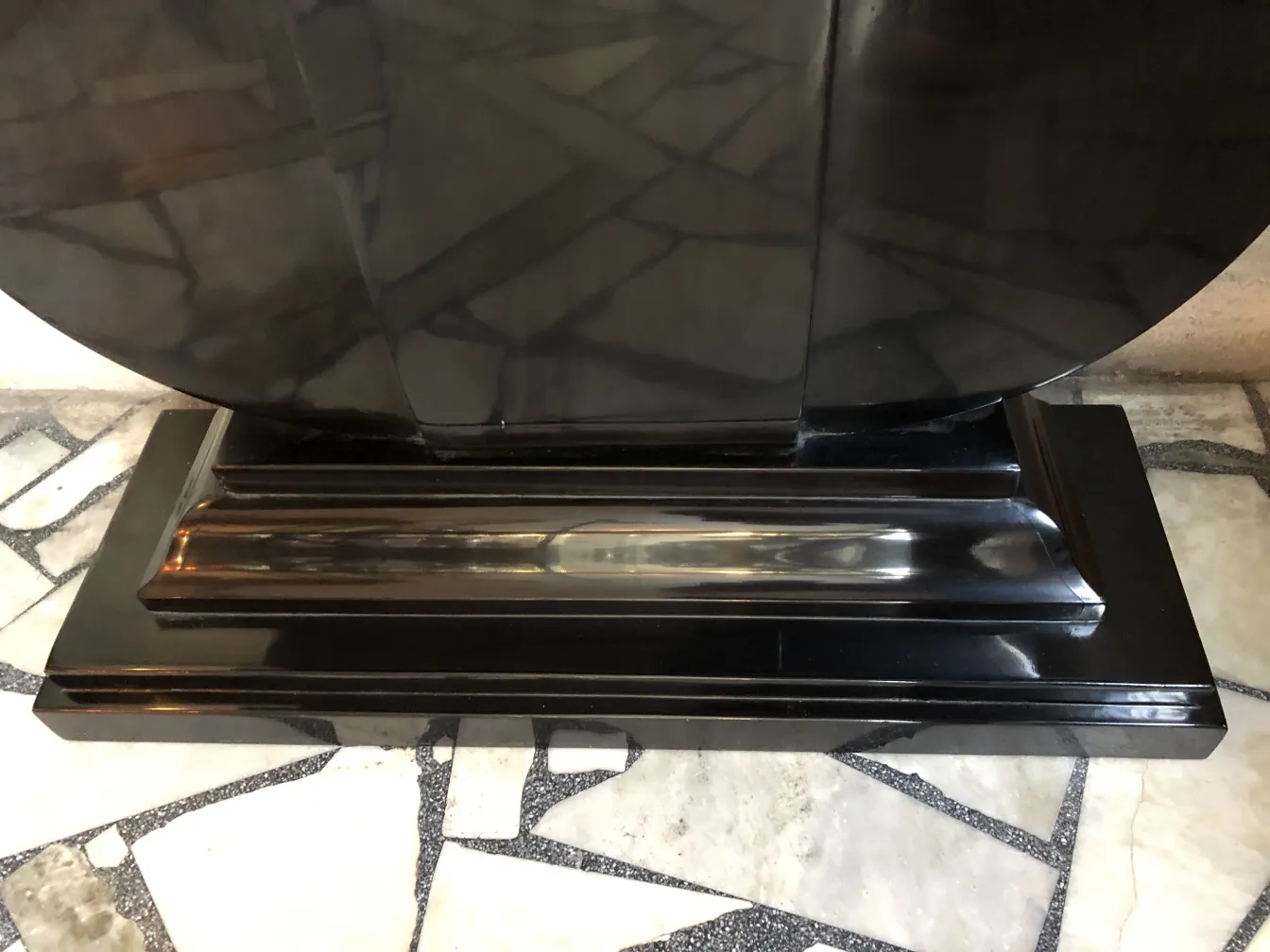 due eleganti mobili dresuars antichi con design unico