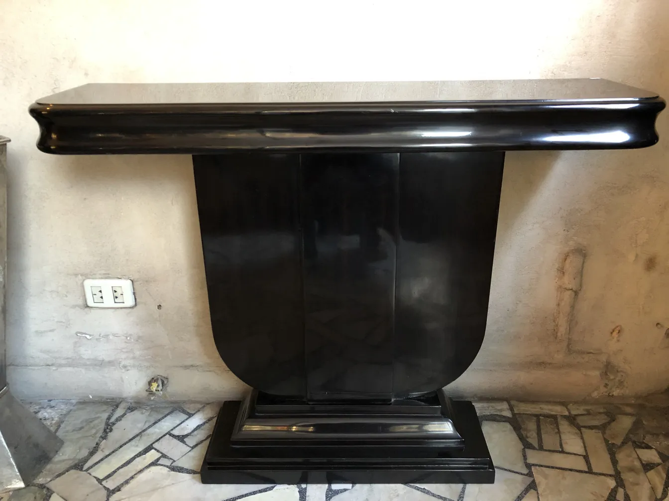 due mobili dresuars antichi con design elegante in un ambiente neutro