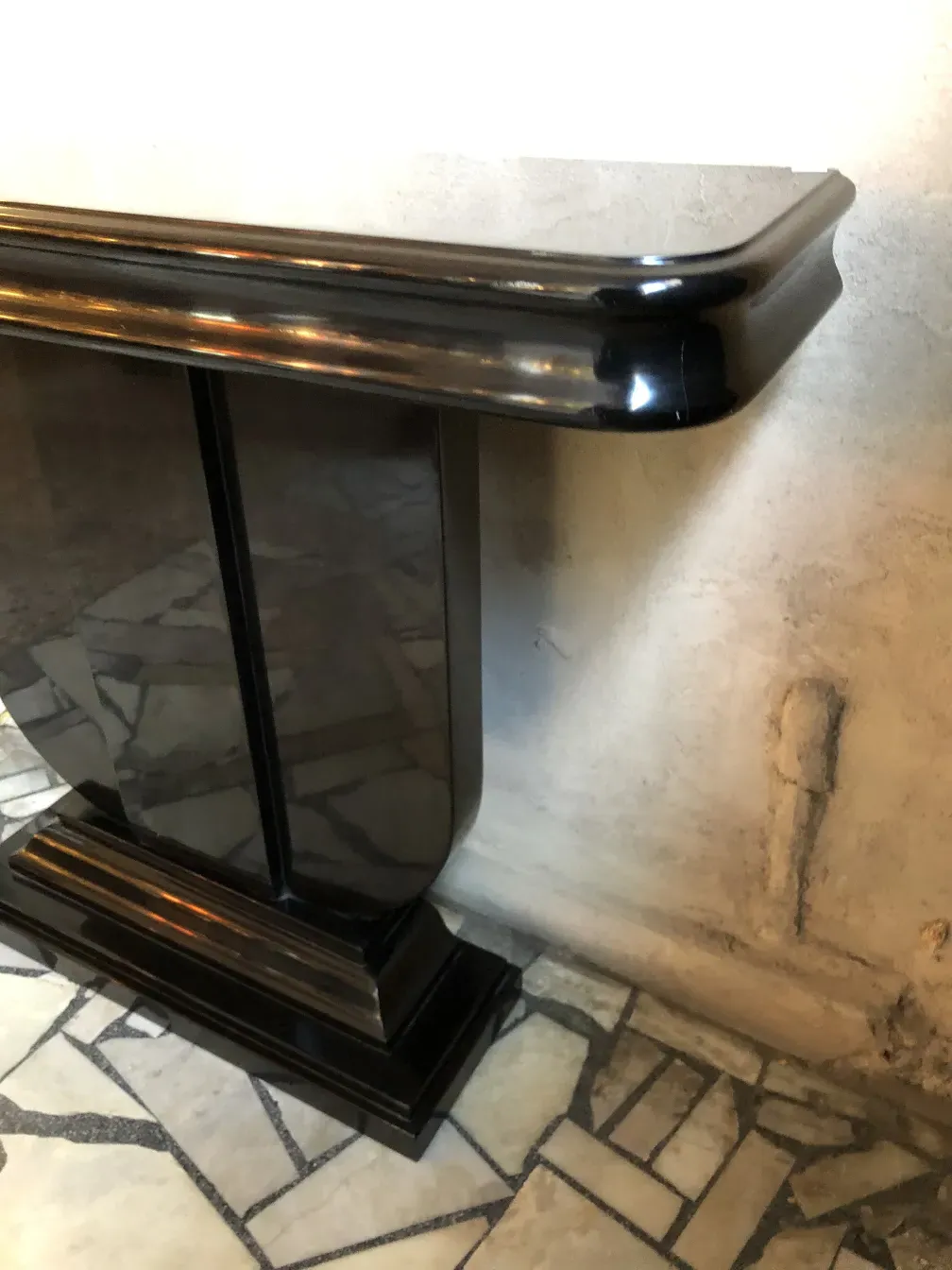 Conjunto de 2 consoles antigas elegantes em um ambiente de pedra.