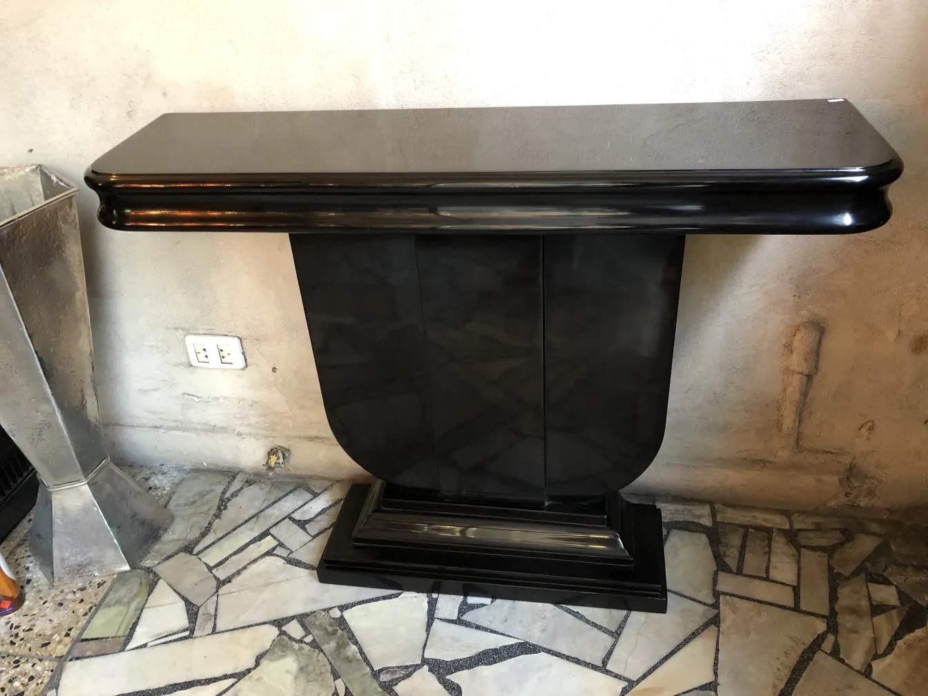 dos consolas antiguas elegantes en un ambiente acogedor