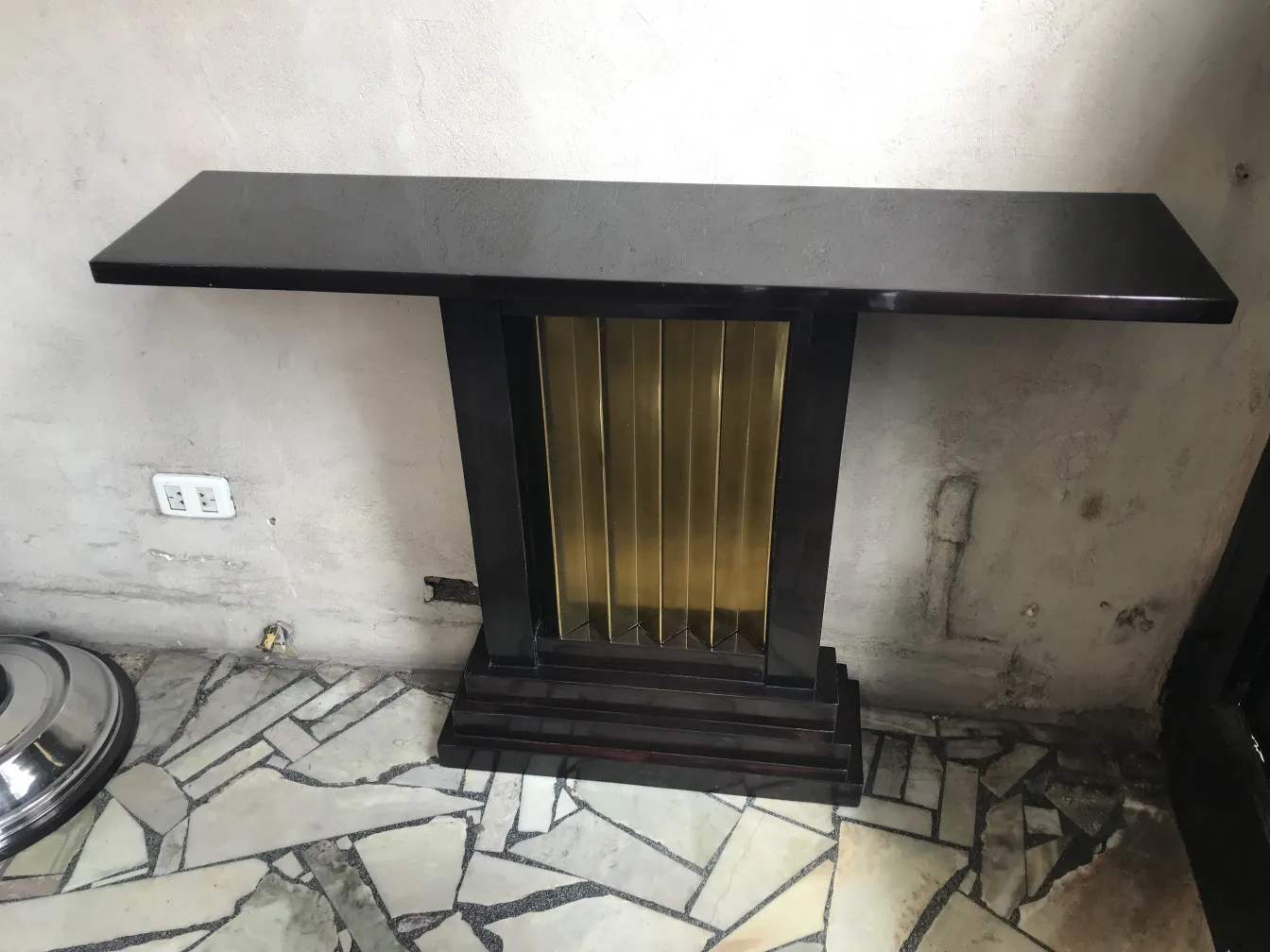 deux dresuars antiques avec des accents dorés