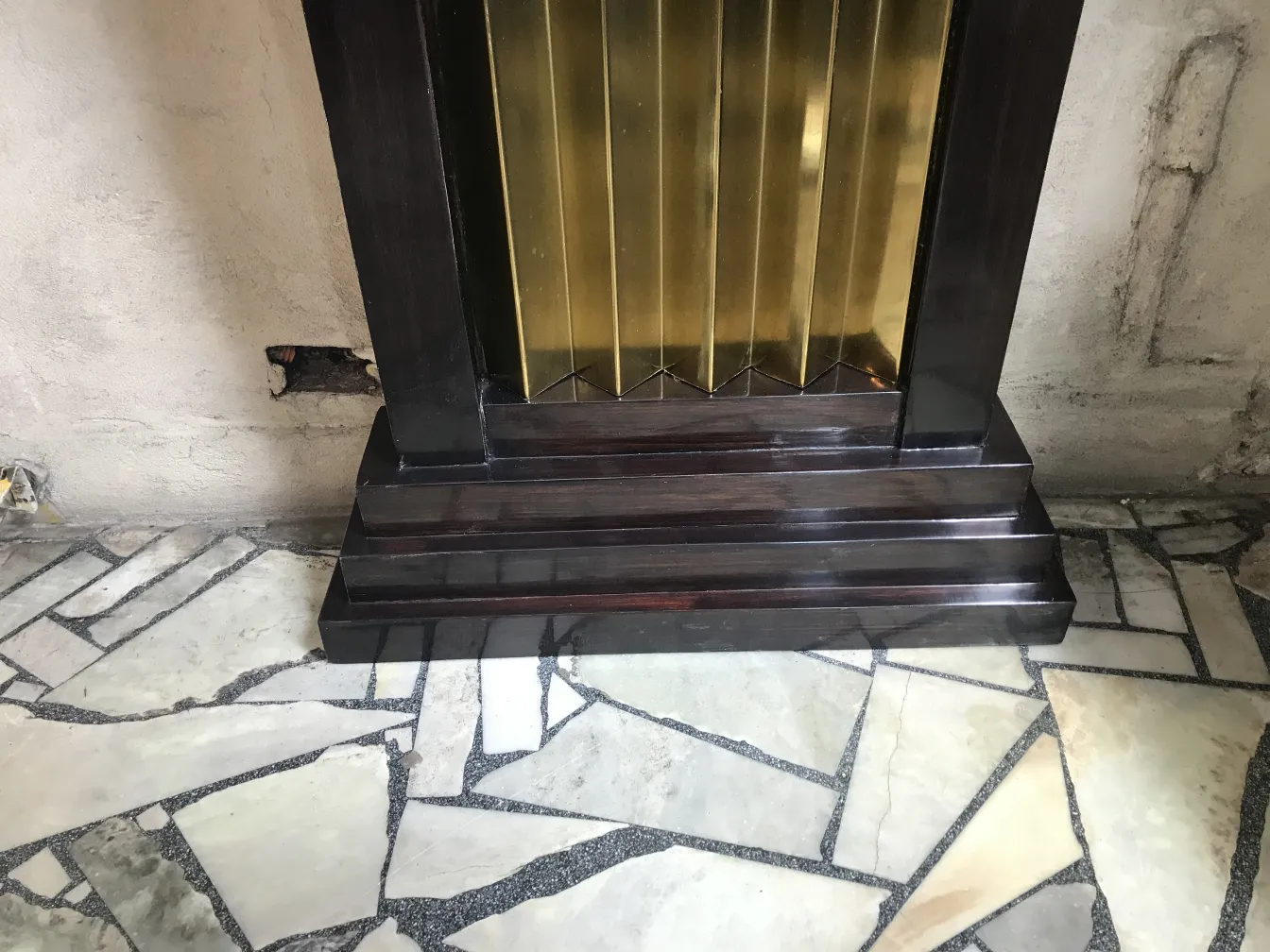 Consolas antiguas de diseño elegante junto a un suelo de piedra.