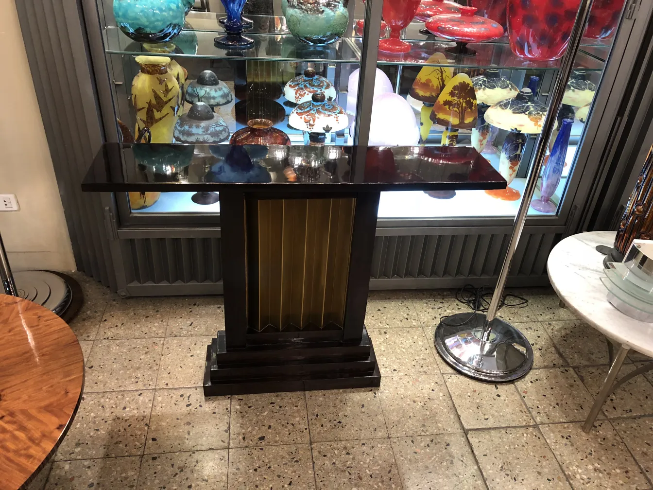 两张古董装饰控制台，背景有五颜六色的物品