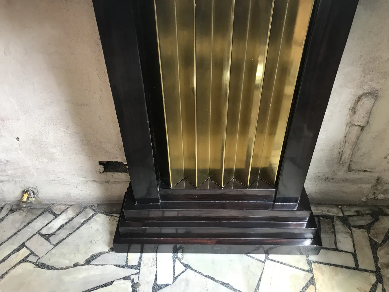 عرض لوحدتي التحكم القديمة بزينة كلاسيكية.