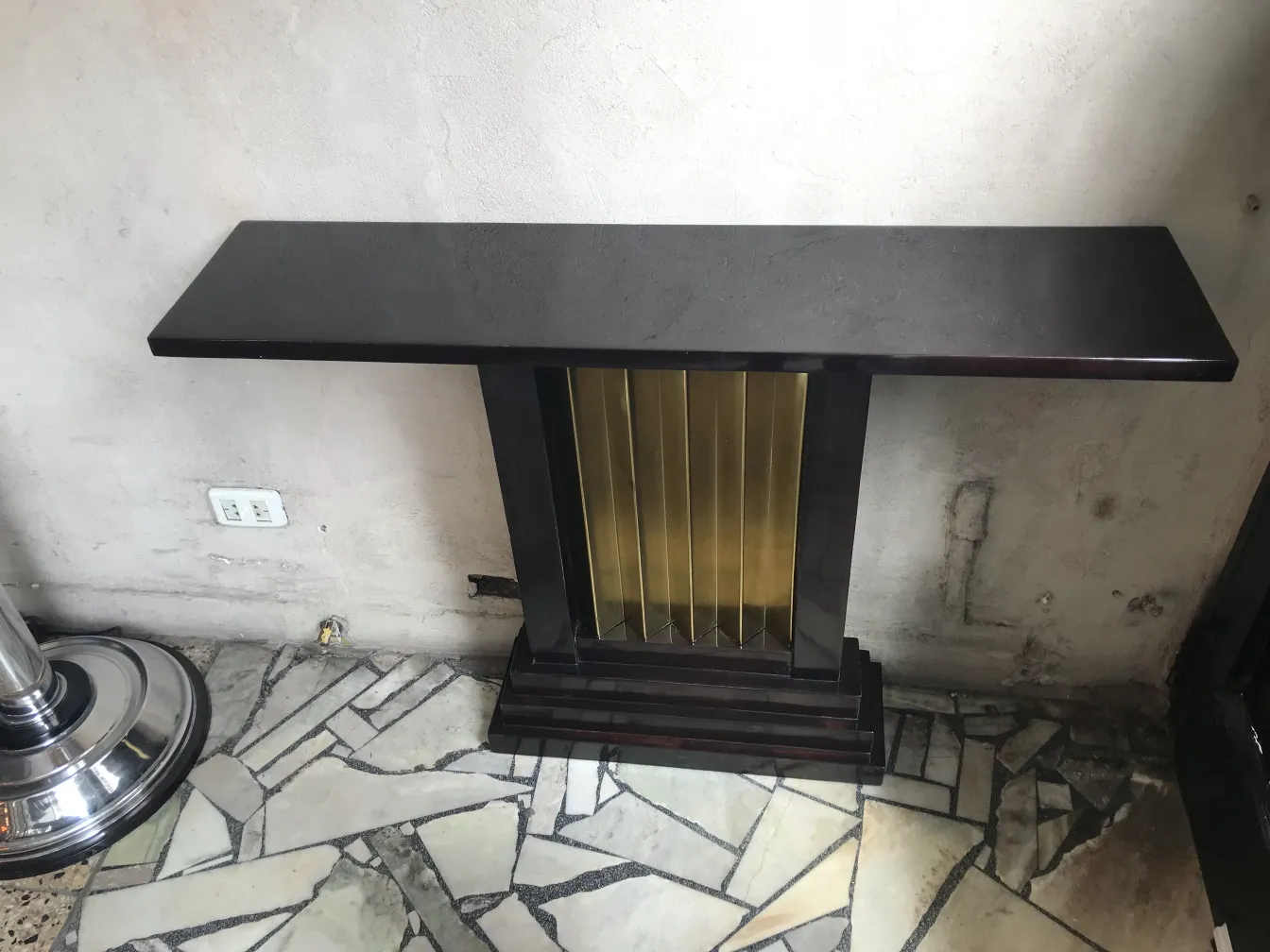 dos consolas antiguas con detalles elegantes en el ambiente