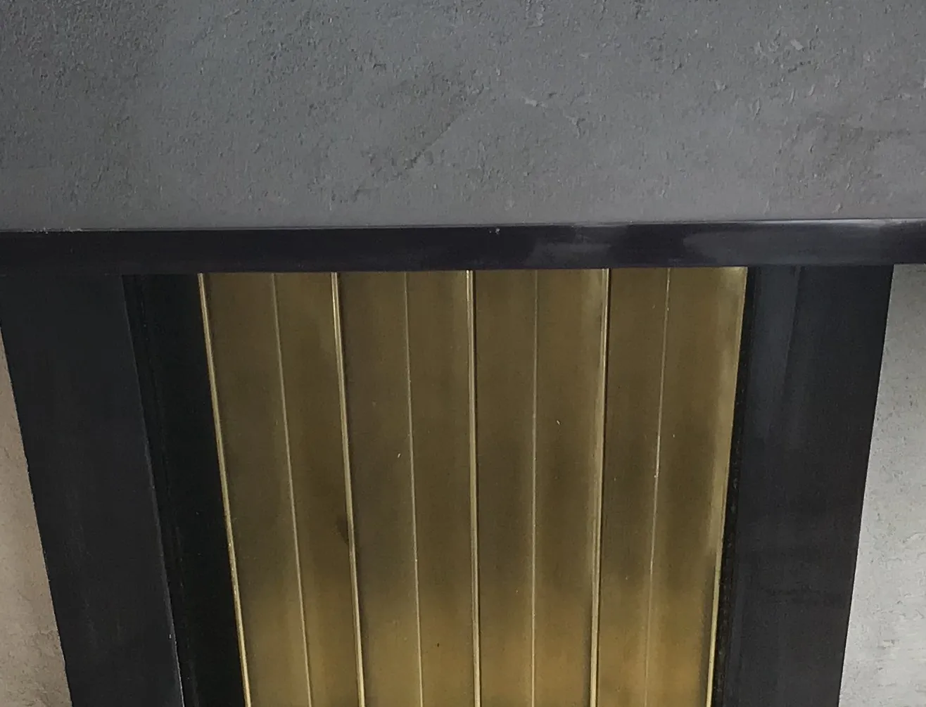 due mobili dresuars antichi in oro e nero, dal design elegante