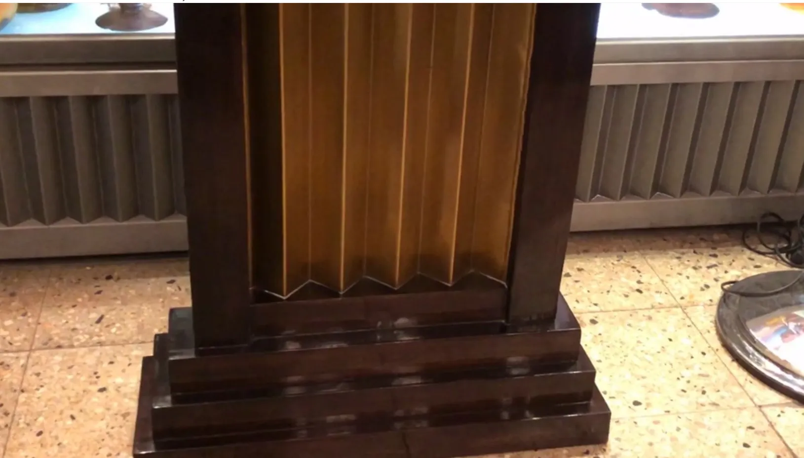 优雅环境中的两张古老的控制台