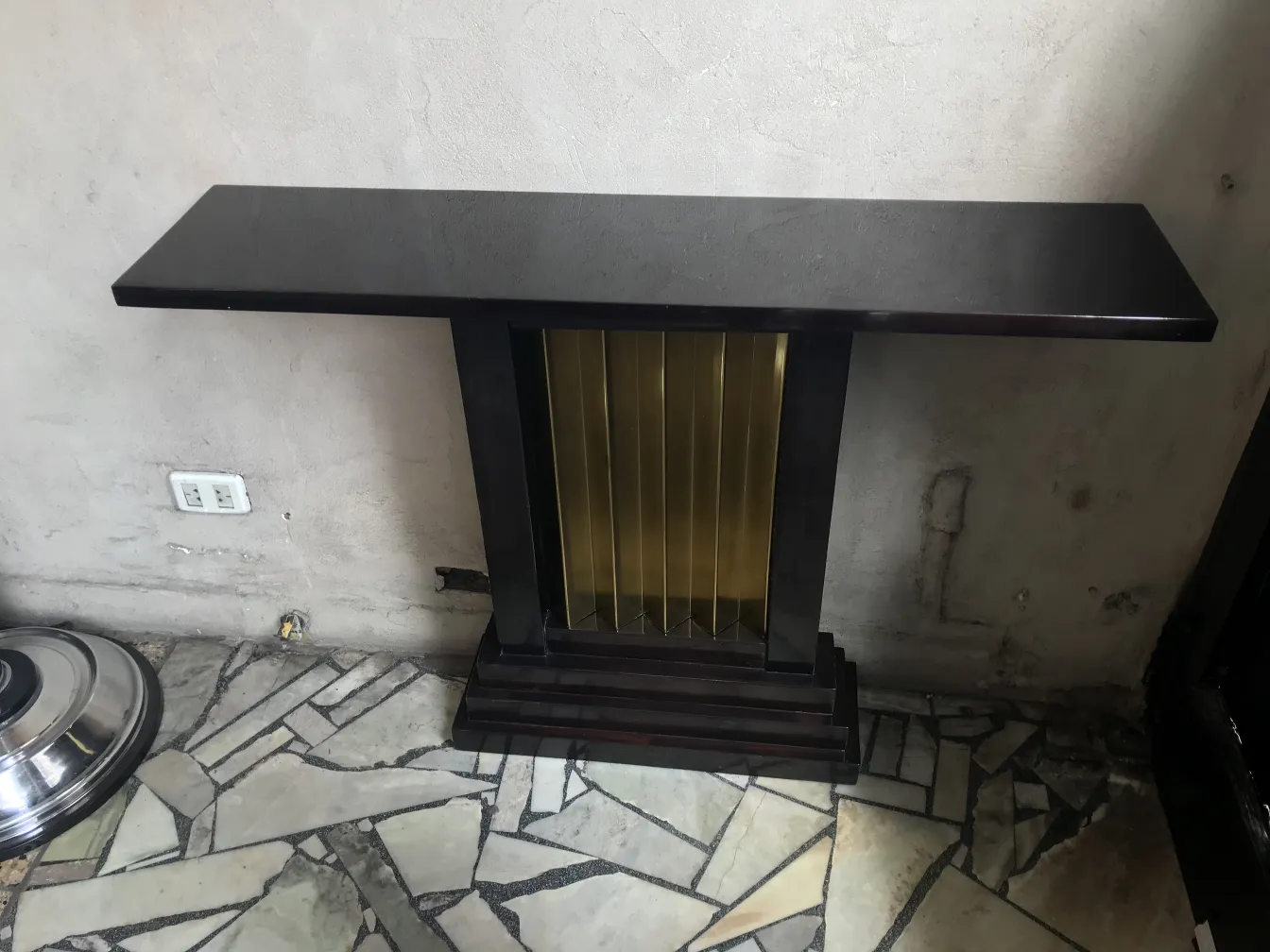 Consolas antiguas con diseño elegante y detalles decorativos.