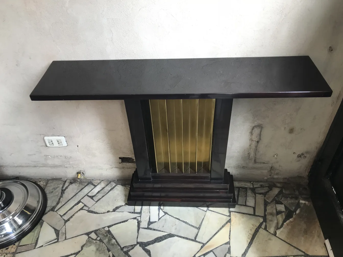 duas consoles antigas com design elegante, contra a parede