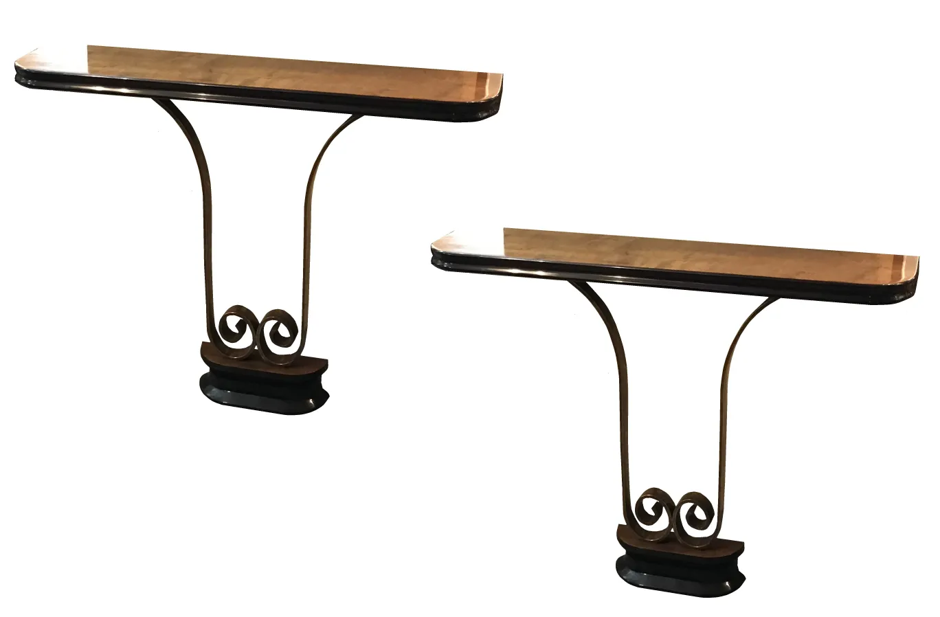 due mobili dresuars antichi con design elegante e curvo