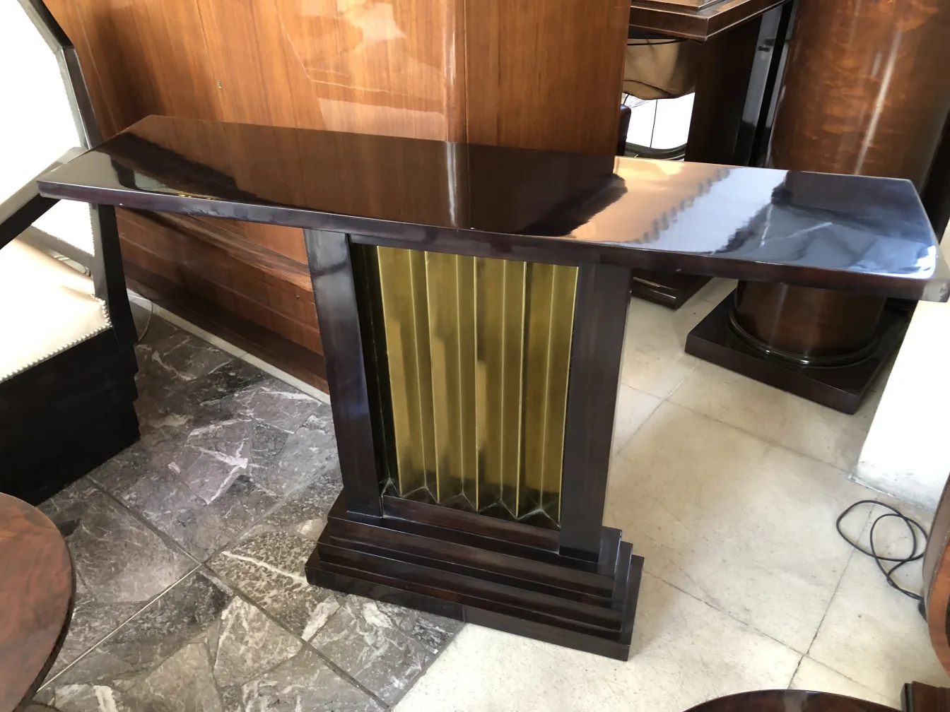 zwei antike Konsolentische mit elegantem Design