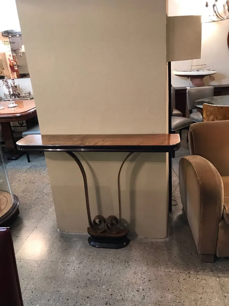 duas consoles antigas com design elegante, decorando um espaço aconchegante